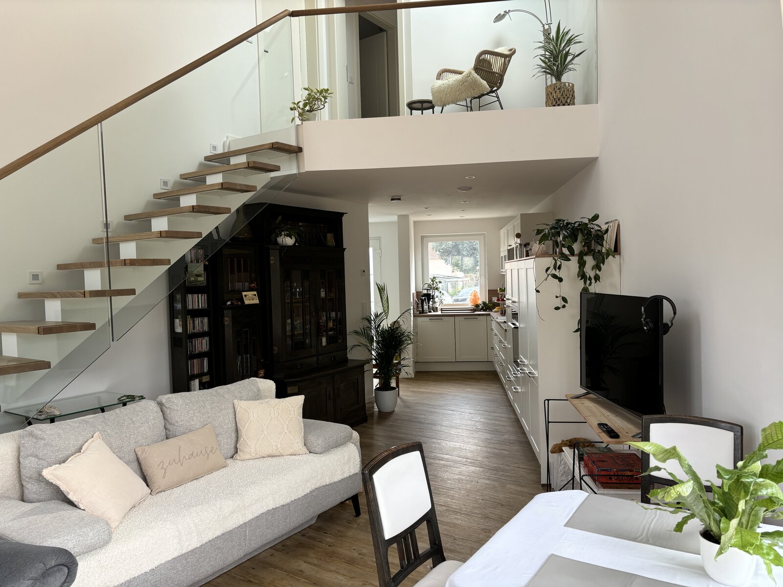 Moderner Wohnbereich mit Galerie in einem KNX-gesteuerten Einfamilienhaus