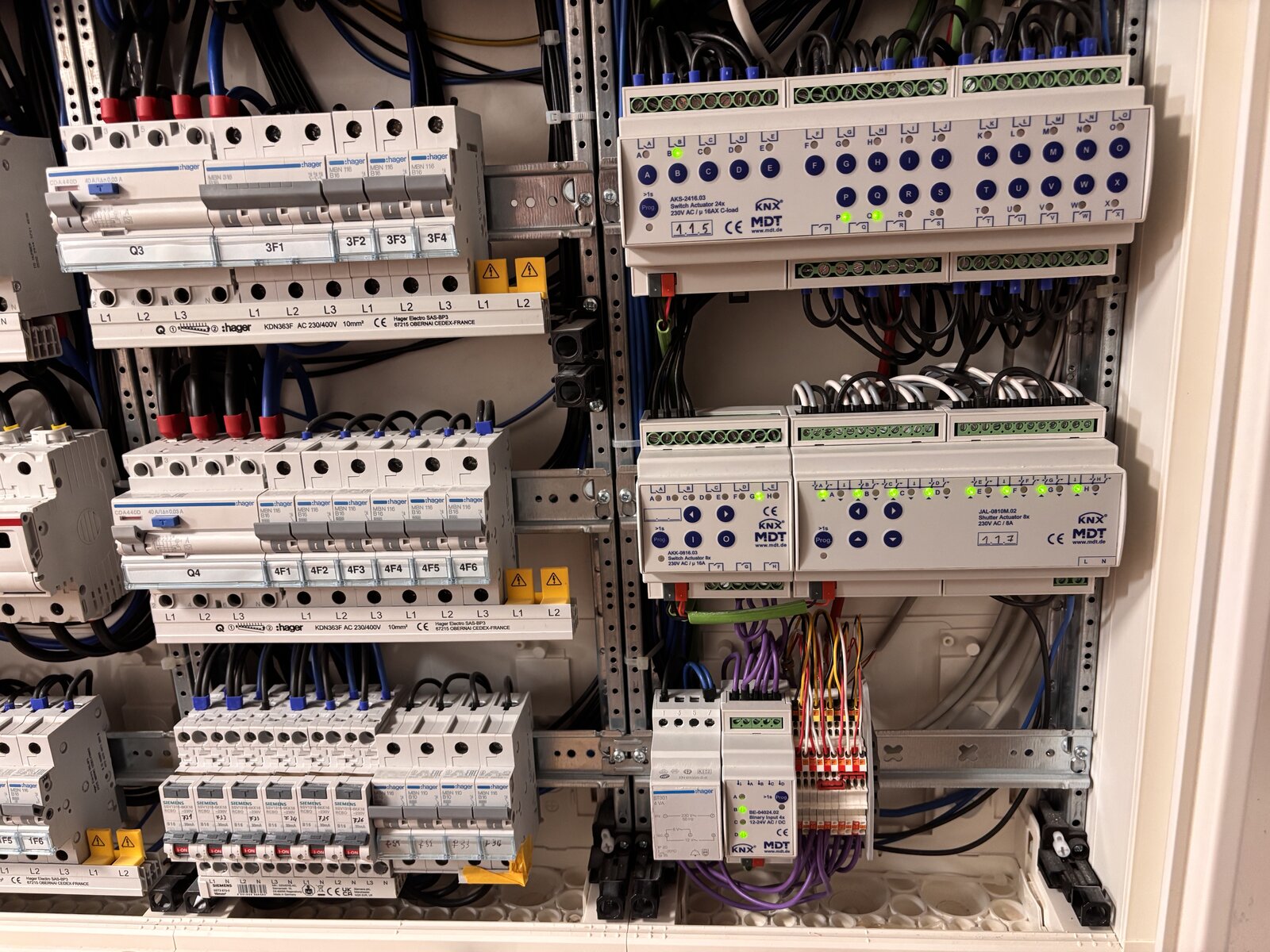 Professionell aufgebauter KNX-Schaltschrank mit Aktoren und Komponenten